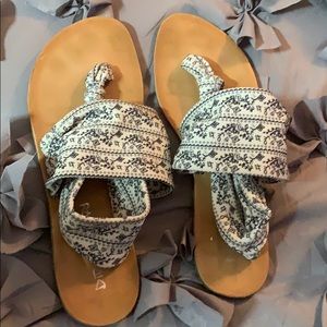 Dirty laundry flat sandals 10